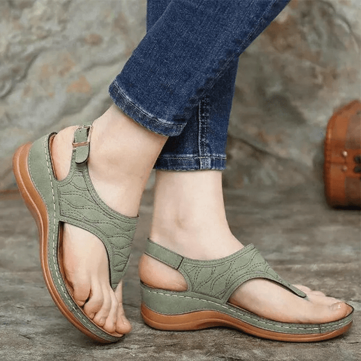 Orthopädische Fußgewölbe-Stützsandalen aus Leder. Wandersandalen